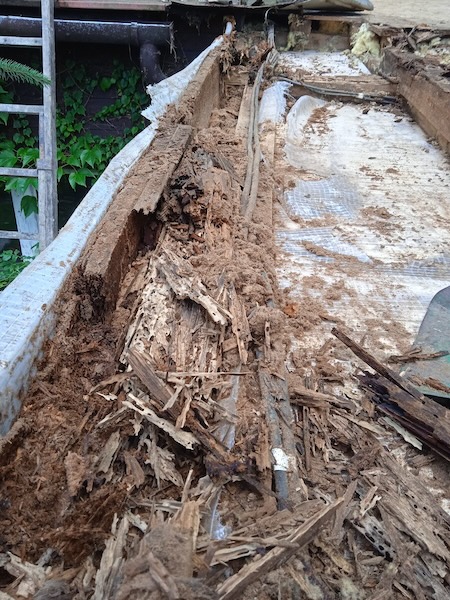 Pozůstatky krokve na střeše zahradního domku. Skrze nedodržení technologických postupů pokládky plechové krytiny byl nosný prvek degradován vlivem zatékající vody a následným napadením dřevokazným hmyzem.