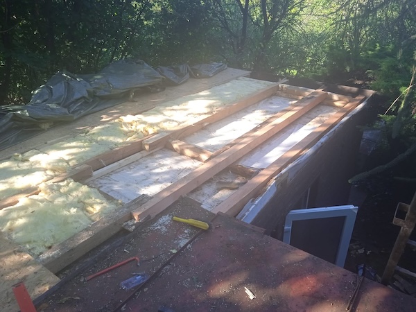 Výměna degradovaných krokví a tepelné izolace.