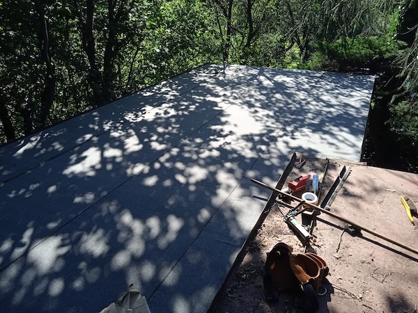 Nová krytina z asfaltových modifikovaných pásů vhodných pro velmi mírné sklony.