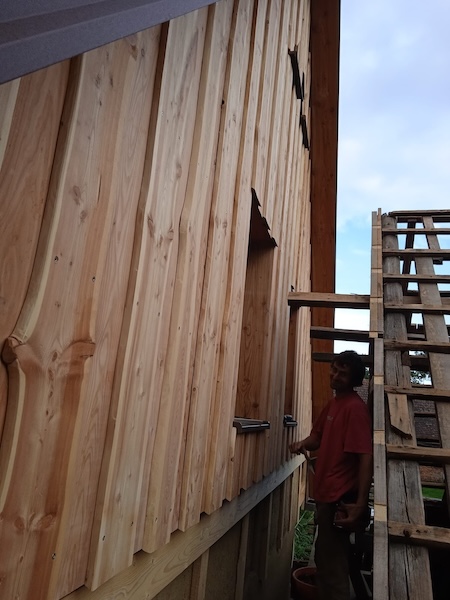 Modřínový obklad štítu z nehraněných desek.