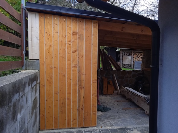 Vytvoření závětří a zátiší přístřešku ze smrkových trámů.