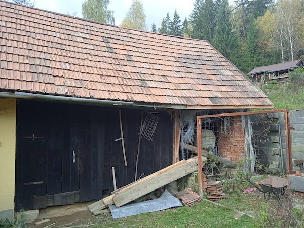 Oprava střechy stodoly.