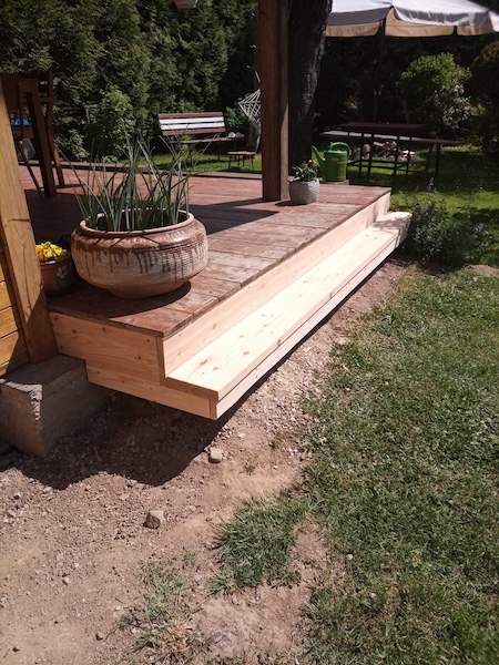 Výroba modřínového schodu.