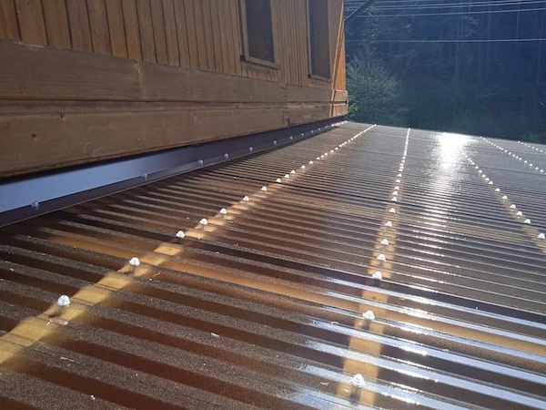 Polykarbonátová bronzová krytina s propustností 50% slunečního světla.