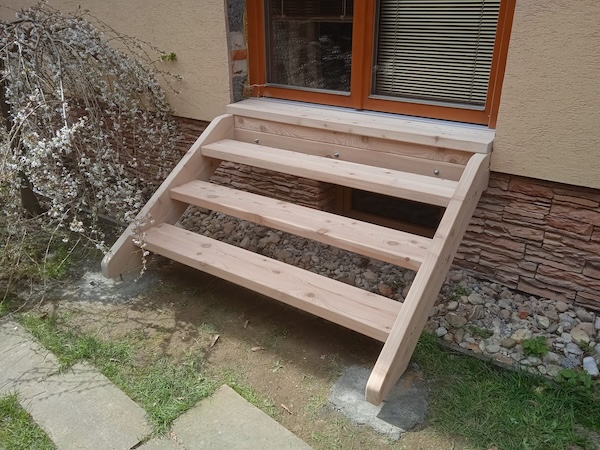Modřínové schody odolné vůči povětrnostním podmínkám.