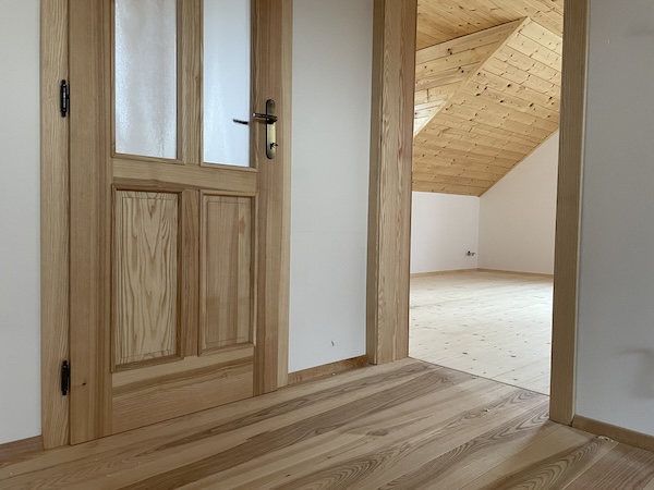 Dřevěný interiér - masivní dřevěné podlahy a obklady